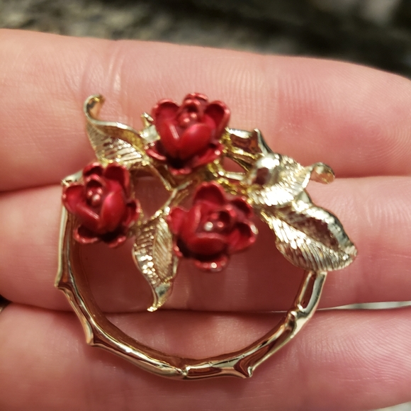 Gerry's Gold Tone Red Rose Wreath Brooch Vintage - Picture 2 of 4